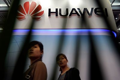 Den tidligere sjefen for CIA og NSA er sikker på at Huawei deler informasjon med kinesiske myndigheter. 