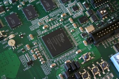 SENTRALT: FPGA-brikker ser ut som alle andre, men har revolusjonert utvikling av høyintegrert elektronikk i mindre serier. Bilde: Data Respons.