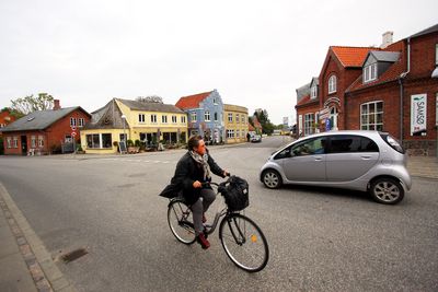 Ny hverdag: Elektriske biler og syklister. Det må Samsø ha mer av om øya skal nå målet om å bli fossilfri innen 2030. Foto: Peder Qvale  