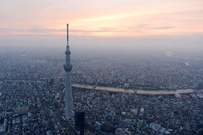 VERDENS HØYESTE: Tokyo Skytree rager godt over millionbyen. 