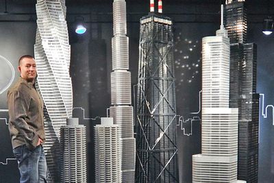 CHICAGO: Autorisert Legobygger Adam Reed Tucker med noen av Chicagos skyskrapere han har bygget. 