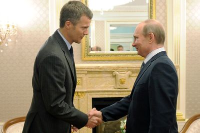 Statoil-sjef Helge Lund og Russlands statsminister Vladimir Putin under signeringen av avtalen mellom Rosneft og Statoil utenfor Moskva 5. mai 2012. 