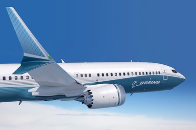Vingetippene kombinerer såkalt "rake tip"-teknologi, altså tilbakestrøkede vingetipper, med det Boeing beskriver som "dual feather winglet"-konsept. 