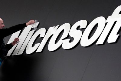 Microsoft skal omorganisere og varsler kutt av 18.000 stillinger.