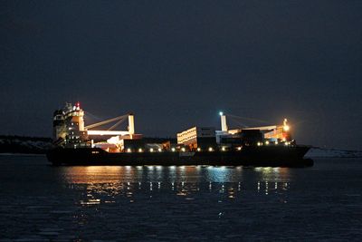 Containerskipet Godafoss gikk på grunn utenfor Hvaler torsdag kveld i 20-tiden. Det er observert olje i sjøen ca 1 km fra skipet. Losen skal ha gått ombord like før grunnstøtingen inntraff.