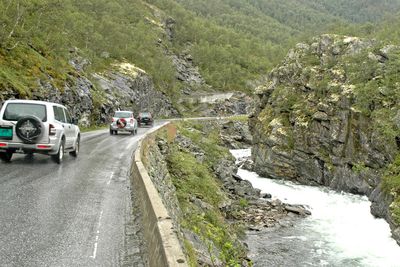 Utsikten fra E 16 langs Smedalselvi er imponerende. Det er ikke vegstandarden. Denne strekningen blir degradert til en lokalveg nesten uten trafikk når ny E 16 er klar, forhåpentligvis i juni 2014.