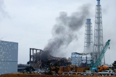 KONSEKVENSER: Fukushima Daiichi ble satt ut av spill av tsunamien som etterfulgte det kraftige jordskjelvet som rammet det nordøstlige Japan 11. mars. Nå vurderer staten å ta kontroll over energiselskapet som eier kraftverket.