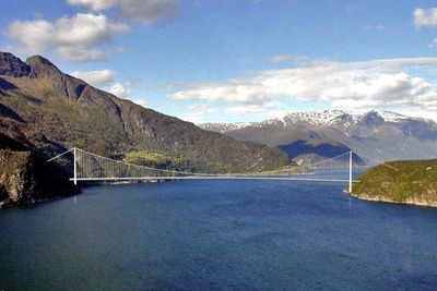 Utenlandske entreprenører har mye å gjøre på Hardangerbrua. Det blir mer hvis Vegvesenet ikke finner regnefeil eller uakseptable forbehold i elektroanbudene. Ill.: Statens vegvesen