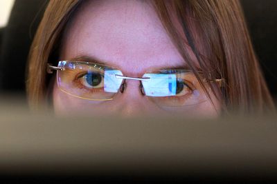 BESKYTTER: Ved hjelp av kurvede glass holder brillene klimaet rundt øynene fuktig, samtidig som glasset gjør det lettere å se skjermen fra ulike vinkler.