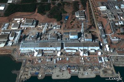 Driftsselskapet TEPCO forsøker å finne måter å hindre at forurenset vann lekker ut av reaktorene som ble ødelagt under tsunamien i mars.