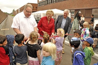 Barn fra Furustien og Scala barnehage markerer åpningen av sykkelvegen assistert av byråd for byutvikling Bård Folke Fredriksen (til venstre), samferdselsminister Magnhild Meltveit Kleppa og nestleder i bydelsutvalget i Alna, Børge Ingvaldsen.