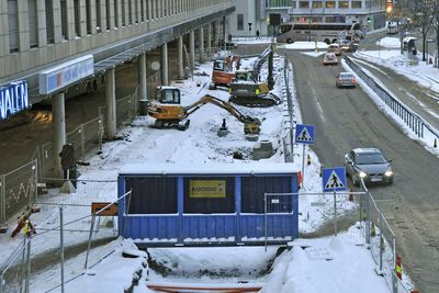 I denne grøften skal den nye overvannsledningen ligge. Oppgraderingen av Schweigaards gate blir minst tre måneder forsinket. Hvis det dukker opp noe som er av interesse for arkeologer i grøften, kan forsinkelsen bli lenger.