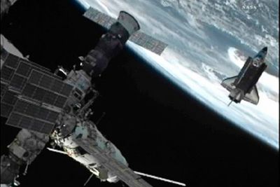 Romferjen Endeavour, med den internasjonale romstasjonen (ISS) i forgrunnen, da den forlot romstasjonen for siste gang 30. mai.