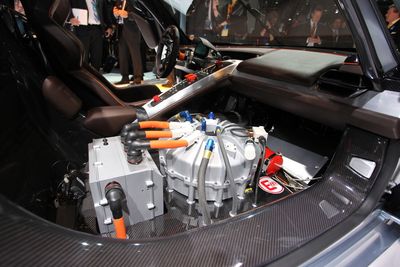 Porsche bruker racing som testarena for ny teknologi, blant annet knyttet til elektrifisering. For dem som ønsker å ha med passasjerer kan det være noe upraktisk at svinghjulgeneratoren i 918 RSR opptar hele plassen der det kunne vært et høyresete.