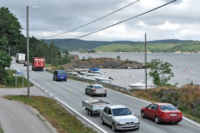 Mesta kan miste to av tre driftskontrakter, men ligger an til å beholde området Arendal vest. Til dette området hører riksveg 420 langs Kaldvellfjorden i Lillesand. Bildet er tatt mens vegen ennå het E 18.