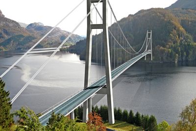 Redaelli Tecna fra Milano skal levere bærekablene og hengestengene til Dalsfjordbrua på bildet. Kontrakten omfatter også leveranse av skråstag til Kåfjordbrua i Finnmark.  Ill.: Statens vegvesen