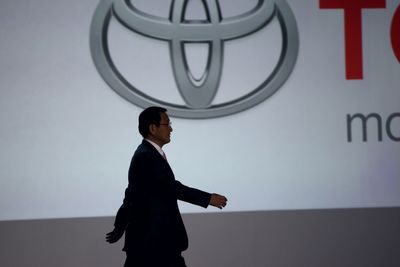 Toyota står fast ved sin satsing på brenselcellebiler, og vil heller på markedet før enn etter 2015, sa sjefen selv, Akio Toyoda, i Detroit.