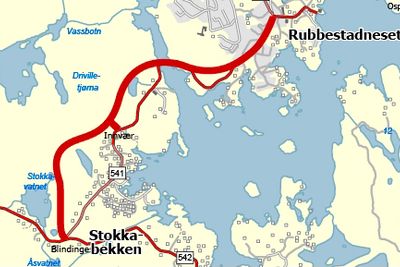 Dagens veg mellom  Stokkabekken og Rubbestadneset holder en bedrøvelig standard. Implenia skal gjøre vegen vesentlig bedre hvis det ikke kommer inn klage innen 25. november. Ill.: Statens vegvesen