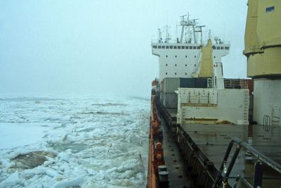 Historisk: Det isgående russiske handelsskipet Kapitan Danilkin gikki september 2011 uassistert av isbrytere gjennom Nordøstpassasjen på vei fra Mo i Rana til Hong Kong med armeringsjern. Bildet er tatt på passasjens nordligste punkt hvor isen er på sitt tyngste og hvor alle utenlandske båter må regne med å måtte assisteres av russiske atomisbrytere. Bildet er tatt tidlig i september.