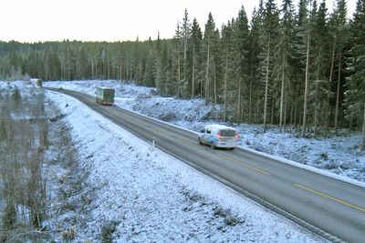 Her blir vegen flyttet mot høyre når den skal utvides, og skråningene på begge sider blir slaket ut