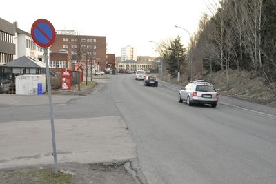 Ikke lett å være fotgjenger på denne vegen. Her skal det komme et 2,5 meter bredt fortau. På den andre siden blir fortauet 2,7 meter bredt.