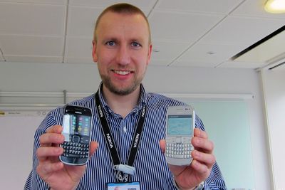TILBAKE I RACET:Produktsjef i Nokia, Bjørn Brekke, viser frem en svært oppgradert utgave av Nokias storselger, E6