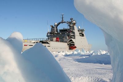 ARKTIS UTFORDRER: Is er en av de mange utfordringene industrien møter på når de skal inn i arktiske strøk. Her fra kystvakten på Svalbard.