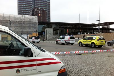 Oslo S ble sperret av i flere timer mandag morgen, etter at politiet ble kalt inn for å undersøke en koffert som ble forlatt i flybussen ved spor 19.