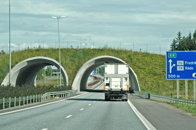 Bildet er fra E 6 i Råde kommune i Østfold. Den som får driftskontrakten for området Østfold sør, får ansvaret for drift og vedlikehold av E 6 gjennom hele fylket. Veidrift fra Ski kommune har gode muligheter til å få dette oppdraget.