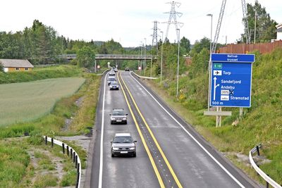 Dagens E 18 skal bli nordgående kjørebane. Sørgående kjørebane kommer til venstre på bildet. Overgangsbrua i bakgrunnen inngår i Nattvalkrysset, som skal bygges helt om.