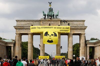 Greenpeace henger opp bannere mot atomkraft på Brandenburger Tor i Berlin.