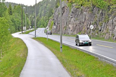 Her er det for smalt til at midtrekkverk kan etableres. Nødvendig bredde får man ved å ta i bruk rabatten mellom kjørebanen og gang/sykkelvegen og ved å utvide skjæringen mot høyre.