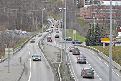 Dette er E 16 like nord for Kjørbotunnelen. I framtida blir det en lokalveg. Den nye E 16 skal gå i en tunnel lengre vest, som Aas-Jakobsen skal prosjektere.