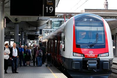 Mange skuelystne tok turen til Oslo S søndag for å se på NSBs nye tog.