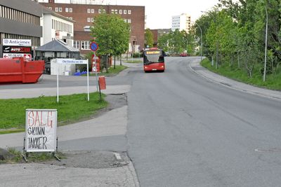 Langs den ene siden av Ole Deviks vei er det kummerlige forhold for myke trafikanter. Her skal det bli en halvannen meter bred sykkelbane og et 2,5 meter bredt fortau.