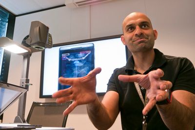 DET SPILLER: Løsningsspesialist i Microsoft Norge, Arif Shafique gleder seg over de nye spillmulighetene og X-Box-integrasjonen som nå kommer til Norge.