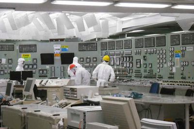 ILLE: Vannet i reaktor nummer 2 ved atomkraftverket Fukushima-Daiichi inneholdt søndag langt mer radioaktivitet enn tillatte grenseverdier. Her følger ingeniører med på situasjonen fra kontrollrommet. Igjen har arbeidere blitt evakuert og arbeidet med å stabilisere reaktoren stanset opp. Det kan komme til å gå måneder før kraftverket er trygt.