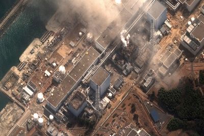 SNART STRØM? Kraftselskapet TEPCO, som driver kjernekraftverket, håper å få strømforbindelse igjen i dag.
