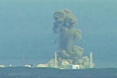 Kabinettssekretær Yukio Edano sier at deler av stålkapselen rundt reaktoren i et av atomkraftverkene som ble skadd i jordskjelvet i Japan, kan være skadd.