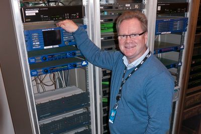 UTFORDRING: Teknologidirektør Nils Bjarne Foss hos NRK har hatt en utfordring med å få plass til tre HD-kanaler og alle radiokanalene i bakkenettet.