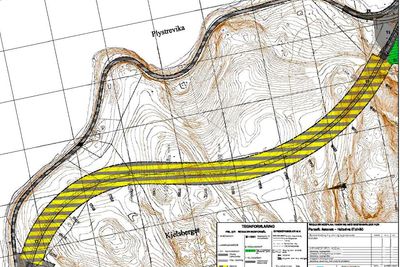 Den brede linjen av gule og grå striper markerer Talviktunnelen. Nåværende E 6 langs fjorden har en svært dårlig geometri.
Ill.: Statens vegvesen