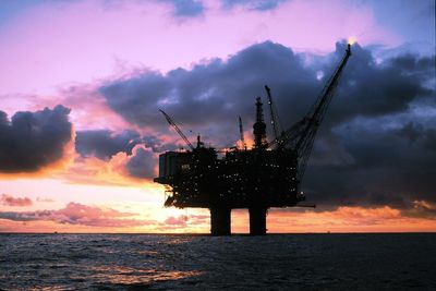 Olje er fremdeles verdens viktigste drivstoff, men andelen er den laveste siden 1965, ifølge BP.