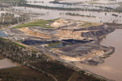 FULL STOPP: Kullindustrien i Queensland rammes hardt av flommen. Bildet viser en kullgruve i Baralaba omringet av flomvann 2. januar.