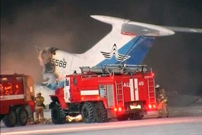 ETTERFORSKES: Brannmannskaper i ferd med å slukke brannen på det siste Tupolev Tu-154-flyet som blir rammet av ulykke i Russland. Russiske myndigheter vil sette flytypen på bakken til ulykken er ferdig etterforsket.
