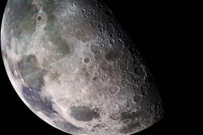 De to forskerne mener månelandskapet kan forklares med at månen kolliderte med en annen måne for flere milliarder år siden.