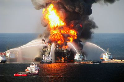 Brannmannskaper kjemper mot flammene etter eksplosjonen om bord i oljeriggen Deepwater Horizon i Mexicogolfen i april 2010. Eksplosjonen og brannen på Deepwater Horizon førte til det verste oljeutslippet til havs i USAs historie. Nå er et gigantisk erstatningsoppgjør i gang mot oljeselskapet BP, som risikerer å måtte punge ut med milliarderstatninger. 