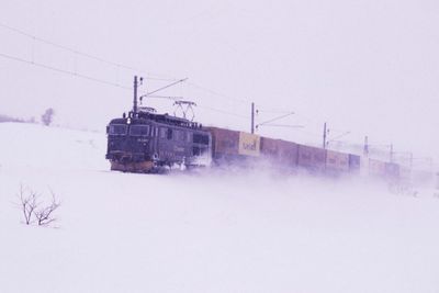 BRAGD: Da Bergensbanen sto klar i 1909, ble den internasjonalt ansett som en bragd. Senere er banen elektrifisert og tunneler og snøoverbygg er bygget om for å gi plass til moderne godstog. Her passerer CargoNets godstog Finse i fykende snøvær. Kapasiteten på jernbanenettet er sprengt.