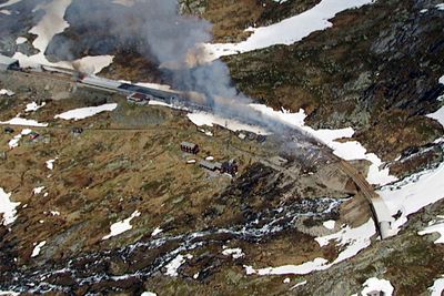 UNDERSØKES: Et togsett og et snøoverbygg tok fyr ved Hallingskeid på Bergensbanen torsdag. Antente sveiserester kan ha forårsaket brannen.