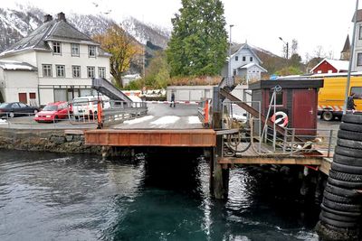 Denne gamle og nedslitte fergekaia blir overflødig innen året er omme. Betonmast skal bygge den nye. Den får ingen vippearmer, brua blir løftet og senket med hydrauliske sylindre plassert i heisetårn.