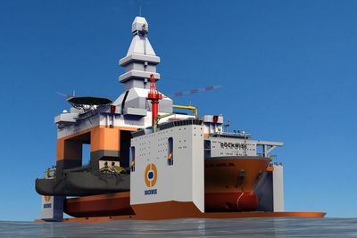GIGANT: For å vise de ekstreme dimensjonene på Docwise' kjempeløfteskip, har illustratøren tegnet fartøyet med Blue Marlin som løfter riggen Vyborg på dekket til Vanguard.